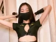 Jeune fille asiatique mince